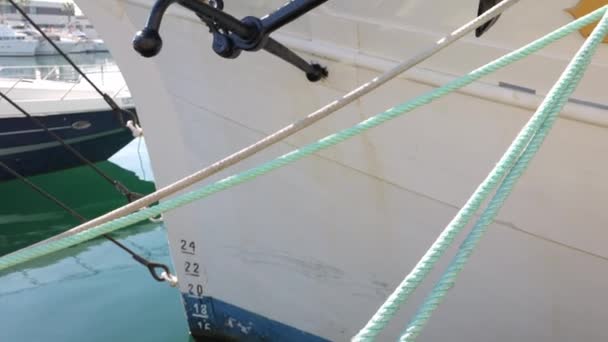 Boog Van Een Oude Boot Met Schilferende Verf Die Drijft — Stockvideo