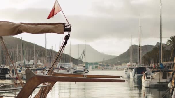 Petit Yacht Simple Dans Baie Yachts Bateaux Sur Fond Images — Video