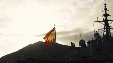 Savaş gemisindeki İspanyol bayrağı rüzgarda dalgalanıyor. Yüksek kalite 4k görüntü