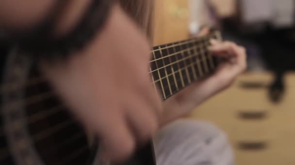 Κλασικό Κορίτσι Που Παίζει Κιθάρα Μουσική Έννοια Ακουστικών Οργάνων Κιθαρίστα — Αρχείο Βίντεο