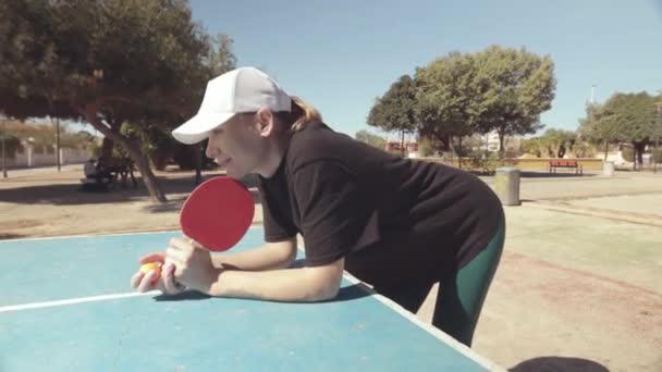Una Chica Ropa Deportiva Juega Tenis Mesa Una Zona Abierta — Vídeos de Stock