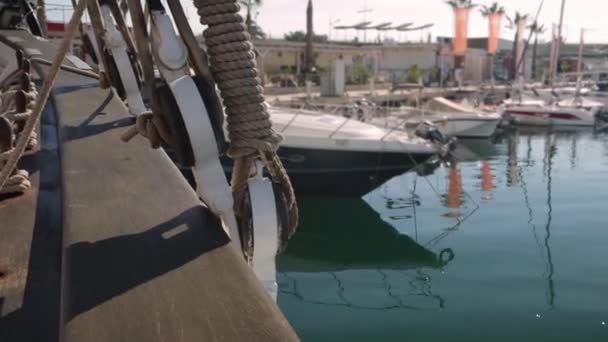 Parte Barco Con Cuerdas Cámara Primer Plano Que Sale Para — Vídeos de Stock