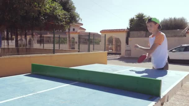 Máma Syn Hrají Stolní Tenis Otevřeném Prostranství Stolní Tenisté Parku — Stock video