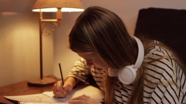 Gadis Remaja Memakai Headphone Belajar Rumah Mengajar Anak Anak Remaja — Stok Video