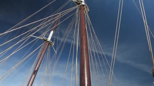 大きなヴィンテージ木製のヨットが海を航行しています ヨットの弓と毛皮の帆を見る パルスリーとロープの詳細は 古い帆船のクローズアップシュロッドとロープ 高品質の4K映像 — ストック動画
