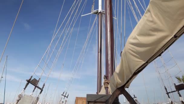 Duży Zabytkowy Drewniany Jacht Pływa Morzu Widok Dziób Jachtu Falistymi — Wideo stockowe