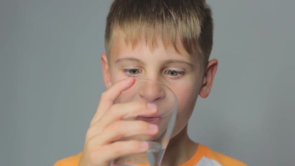 Băiatul Drăguț Aspect European Bea Apă Dintr Ceașcă Sticlă Fundal — Videoclip de stoc