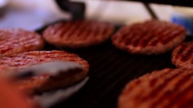 Izgaralı leziz bir ızgara etin dikey çekimi.