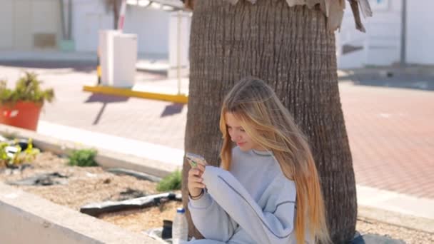 Молодая Девушка Синем Платье Телефоном — стоковое видео