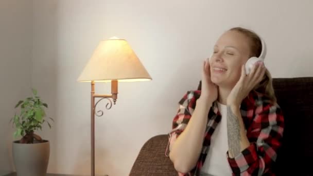 Egy Fiatal Európai Megjelenésű Fejhallgatós Lány Táncol Élvezi Zenét Pozitív — Stock videók