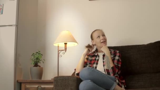 Tichu Obývacího Pokoje Sedí Dívka Ztracená Rozjímání Prsty Kroutí Vlasech — Stock video