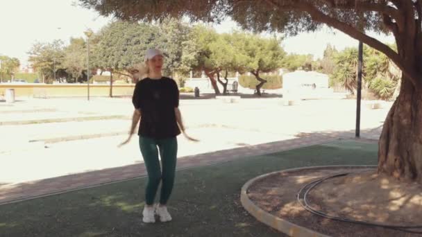 Dziewczyna Fitness Wykonuje Ćwiczenia Nogi Trenuje Mięśnie Biodra Kolana Oraz — Wideo stockowe