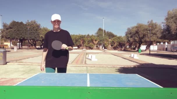 테이블 테니스 스포츠복을 소녀는 공원에서 여름에 테이블 테니스 라켓과 활동적인 — 비디오