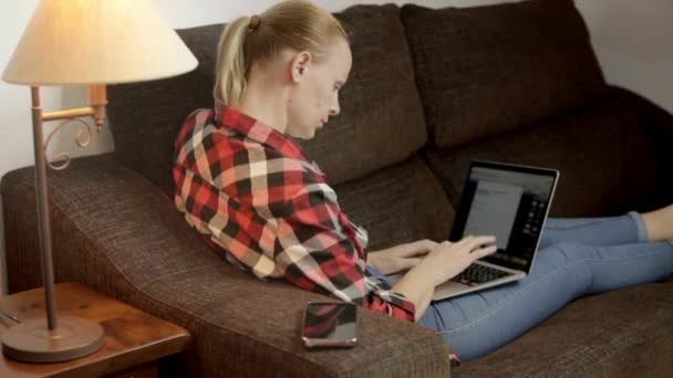 Oturma Odasında Bir Kız Uzaktan Kumandalı Işine Odaklanıyor Bilgisayarında Özenle — Stok video