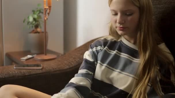 Oturma Odasında Hippi Bir Kız Rahatlığın Özünü Somutlaştırarak Hayaller Içinde — Stok video
