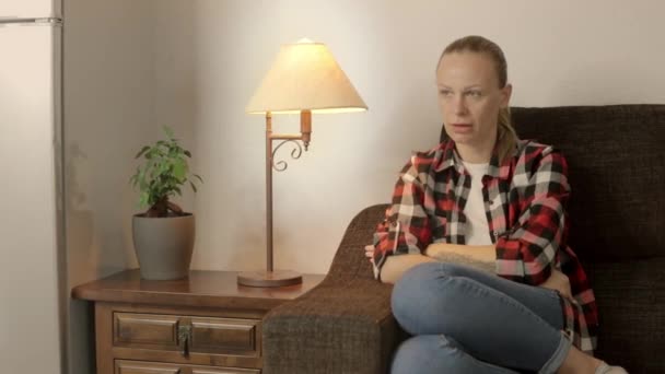 Geestelijke Gezondheid Depressie Trieste Vrouw Denken Alleen Met Haar Hoofd — Stockvideo