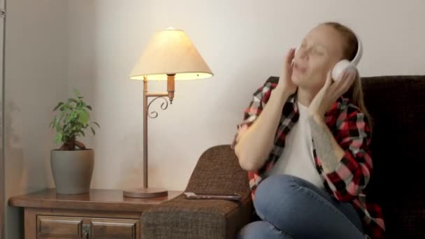Egy Fiatal Európai Megjelenésű Fejhallgatós Lány Táncol Élvezi Zenét Pozitív — Stock videók