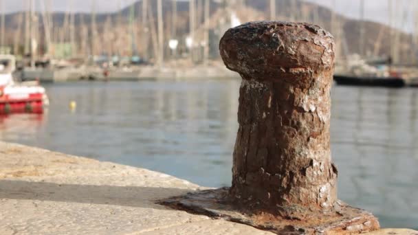 巨大的金属或铁质的海上系泊护柱 装在混凝土码头上 系好船 船或游艇 是的高质量的4K镜头 — 图库视频影像