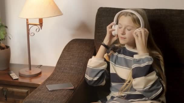 Comfort Living Room Hipster Girl Nose Piercing Sits Leisurely Couch — Stock Video