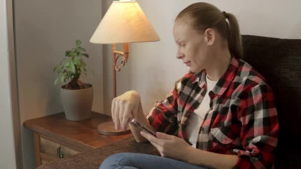 Salonie Jasnoskóra Dziewczyna Ostrożnie Odkłada Telefon Bok Wymieniając Cyfrowe Czynniki — Wideo stockowe