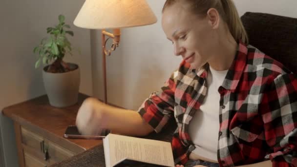 캐주얼 소녀는 편안하게 거실에 그녀가 그녀의 페이지에 가정의 고요한 분위기 — 비디오