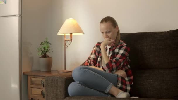 Salud Mental Depresión Mujer Triste Pensando Sola Con Cabeza Las — Vídeo de stock