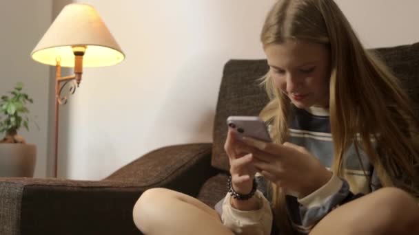 Close Video Beautiful Girl Using Mobile Phone Browse Social Media — Stock Video