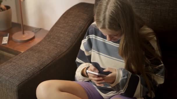 Nahaufnahme Eines Schönen Mädchens Das Ein Mobiltelefon Benutzt Den Sozialen — Stockvideo