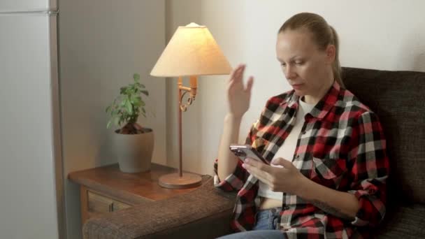Glad Pige Holder Mobiltelefon Ved Hjælp Smartphone Derhjemme Smilende Blogger – Stock-video