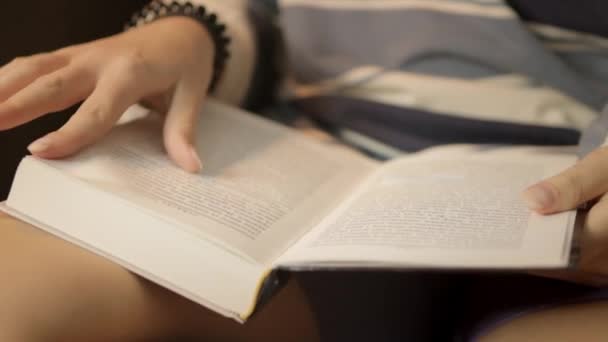 Adolescente Confortavelmente Sentada Sofá Está Absorvida Nas Páginas Livro Sua — Vídeo de Stock