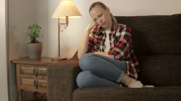 Ciszy Salonu Dziewczyna Siedzi Ponurym Wyrazem Twarzy Otoczona Melancholią Opanowana — Wideo stockowe