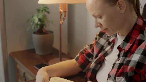 Nappali Nyugodt Légkörében Lány Elmerül Egy Könyvben Figyelmét Előtte Fekvő — Stock videók