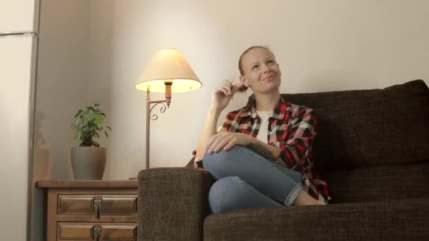 Obývacím Pokoji Sedí Rozjímající Dívka Ponořená Myšlenek Nepřítomně Hraje Vlasy — Stock video