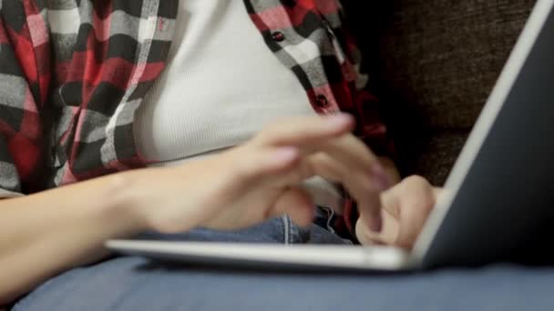 Siedząc Sofie Kobieta Pracuje Pilnie Przy Komputerze Pilnie Rozwiązując Zdalne — Wideo stockowe