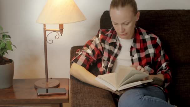 Teplé Atmosféře Obývacího Pokoje Dívka Světlou Pletí Zaujata Čtením Knihy — Stock video