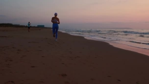 Jovem Correndo Praia Areia Menina Bonita Correndo Praia Jovem Correr — Vídeo de Stock
