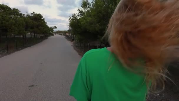 Mujer Joven Con Pelo Largo Corriendo Parque Verde — Vídeo de stock
