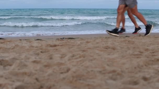 Homem Correndo Praia — Vídeo de Stock
