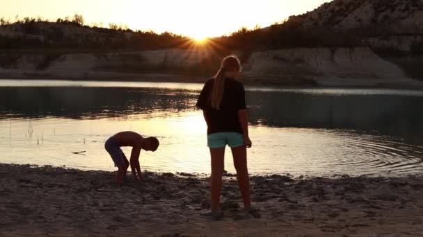 Δύο Αγόρια Παίζουν Την Άμμο Στην Όχθη Της Λίμνης — Αρχείο Βίντεο