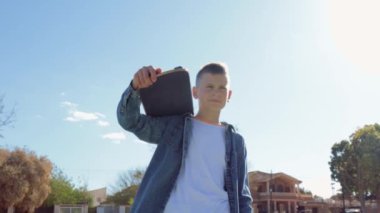 Kafasında kaykay olan bir çocuk..