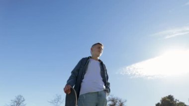 sırt çantası ile yakışıklı delikanlı