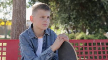 Sokakta kaykaylı genç bir çocuk.