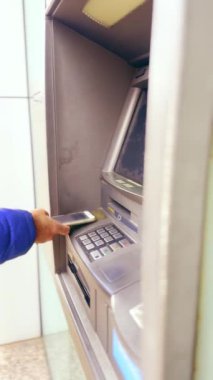 ATM kullanan genç bir kadın..