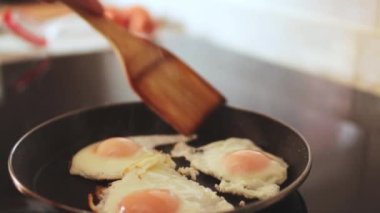Kızartma tavasında yumurta pişirmek