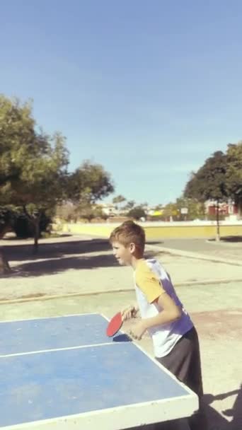 Jovem Jogando Tênis Parque Infantil — Vídeo de Stock