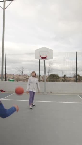 Menina Feliz Jogando Campo Basquete — Vídeo de Stock