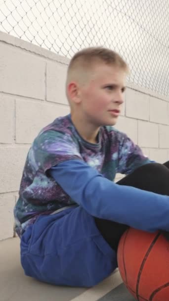 Adolescente Sentado Jogando Basquete Casa — Vídeo de Stock