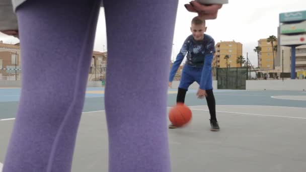 Jovem Mulher Jogando Basquete Chão Cidade — Vídeo de Stock