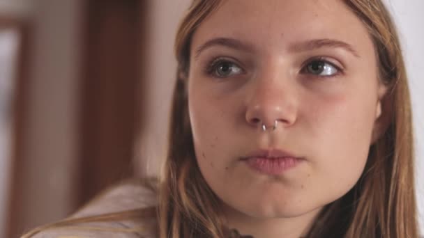 Nahaufnahme Porträt Einer Jungen Frau Mit Geschlossenen Augen — Stockvideo