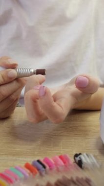 Güzellik salonunda kadın manikürü